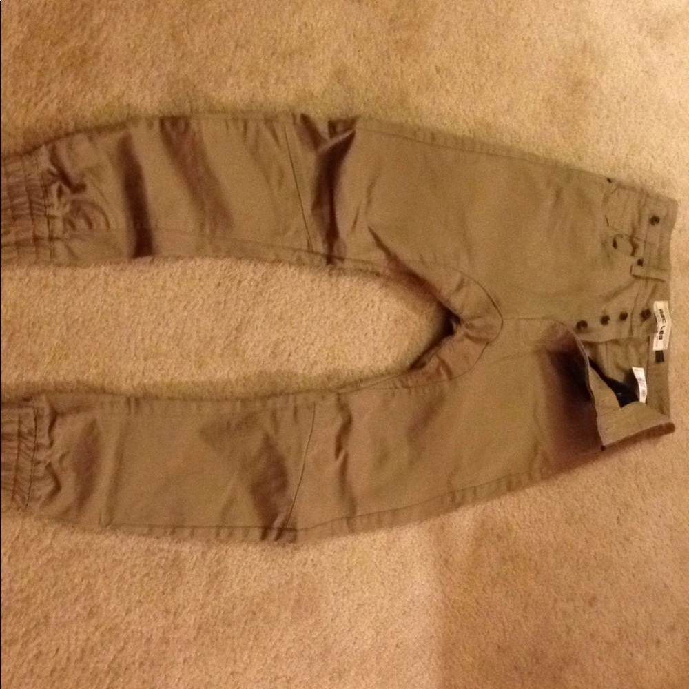 Arc Leg, khaki colored